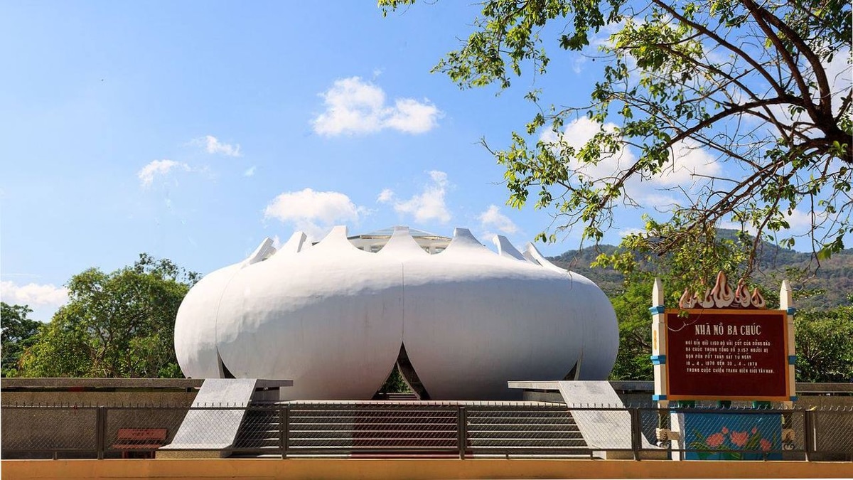 Nhà mồ Ba Chúc 